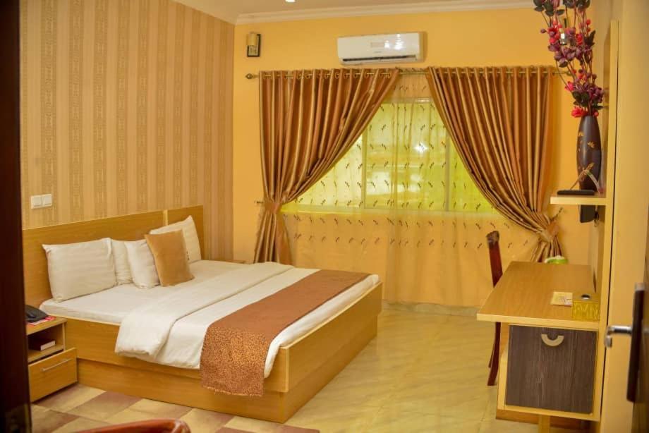 Fawzy Hotel Ibadan Exterior photo
